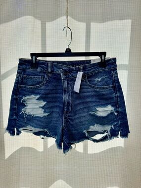 American Eagle Super High Rise Strigid Mom Short Distressed Sz 8 NWT
